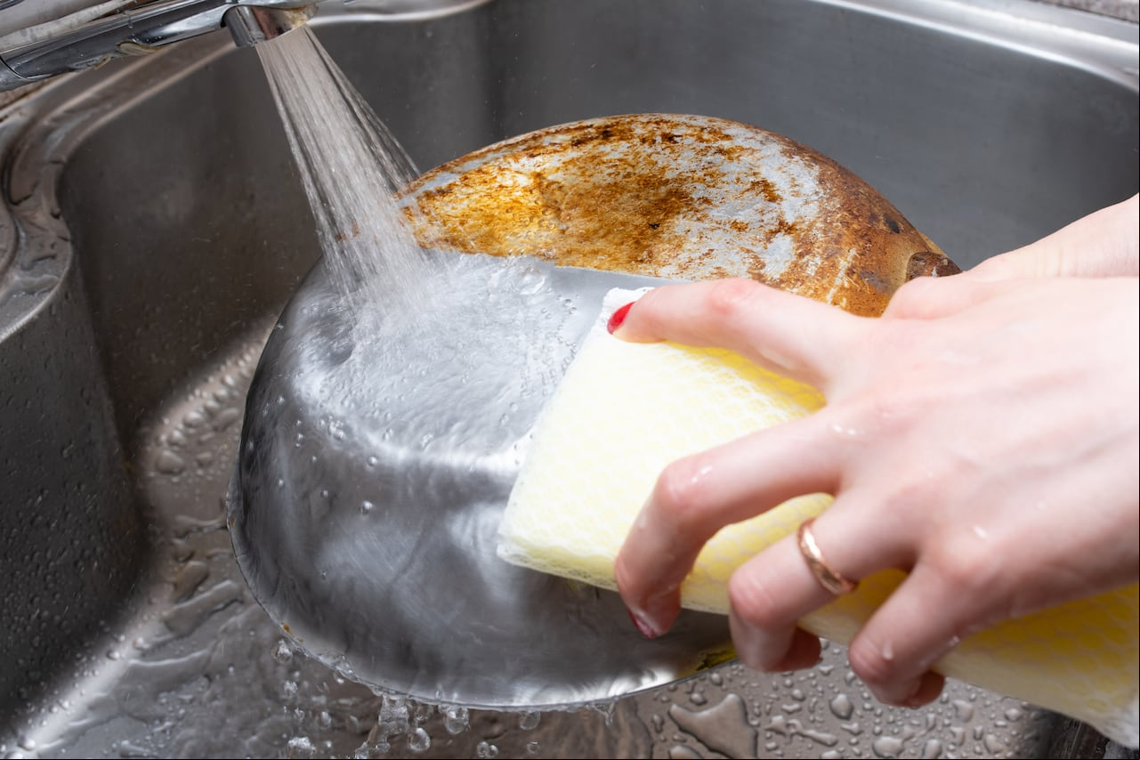 Cómo limpiar sartenes o bandejas de hornos con ingredientes de bajo precio