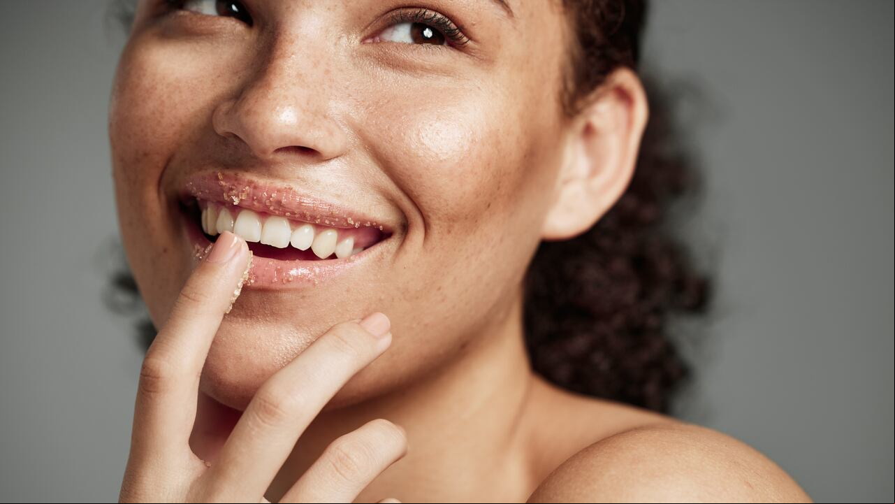 Eliminar la piel muerta de los labios a través de la exfoliación regular puede mejorar significativamente su apariencia y salud, previniendo problemas comunes como las grietas y la sequedad.