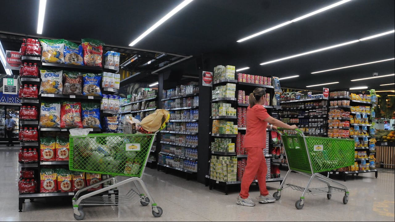 Cali: Precios de alimentos siguen altos en Cali, amas de casa perciben que el costo de la canasta familiar no baja, la inflación baja pero lento. Foto José L Guzmán. El País