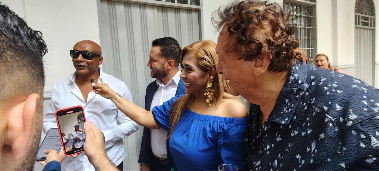 El músico, Alexis Lozano, la diputada, Lina Segura, y el empresario 'Manolo Solarte'.