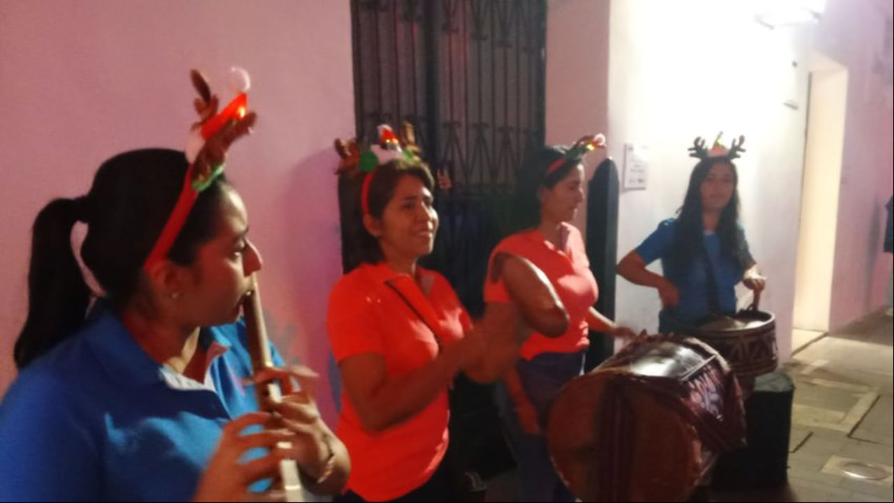 Son Mujer es una de las tantas chirimías que ahora se presentan en el parque Caldas, aprovechando la visita de cientos de familias que llegan a este lugar para ver el alumbrado navideño.
