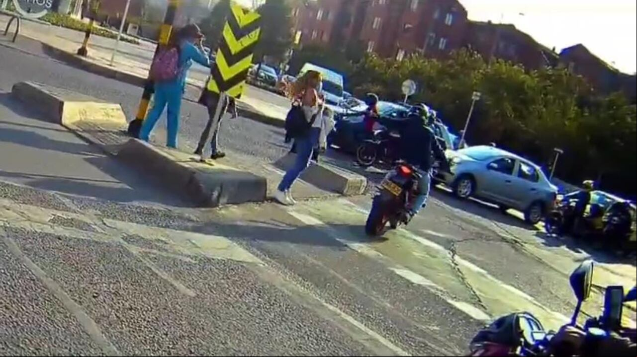 Este es el momento en el que el ladrón le arrebató el celular a su víctima.