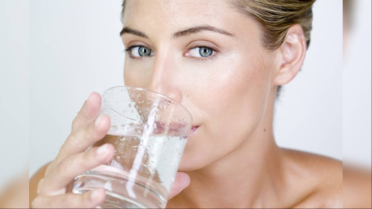Tomar agua ayuda a tener más vitalidad y energía. Foto: Getty Images.