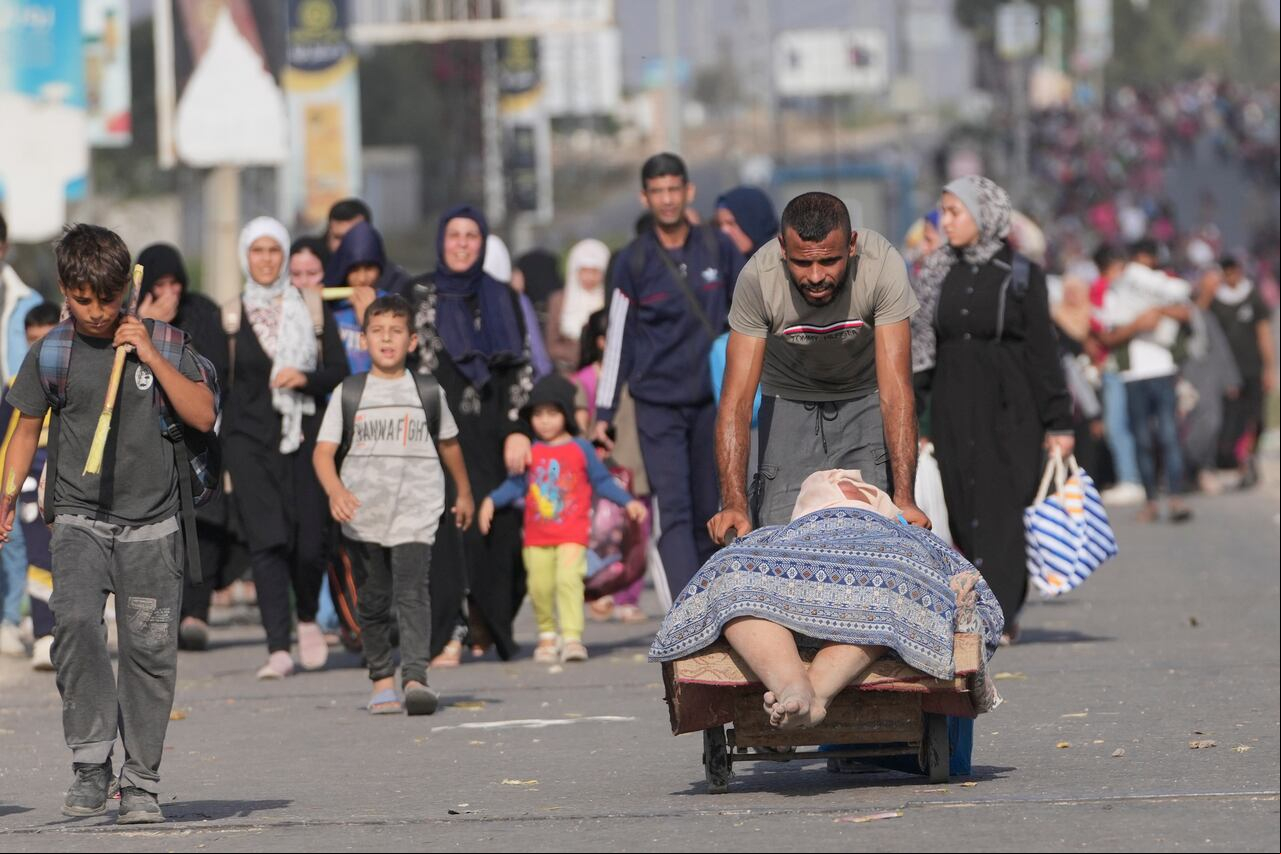 Los enfrentamientos se desarrollaban a menos de un kilómetro (0,6 millas) del hospital Shifa, el más grande del territorio y ahora un punto focal de la guerra.