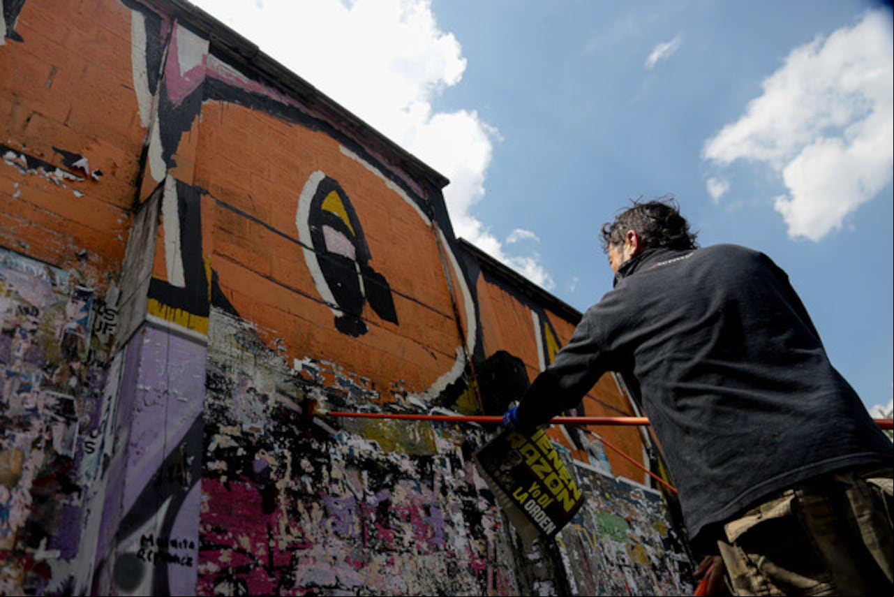 Cientos de personas se reúnen para realizar el mural en honor a las madres de las personas desaparecidas en Medellín y en apoyo a los colectivos que realizaron allí el mural de “Las cuchas tienen razón”.