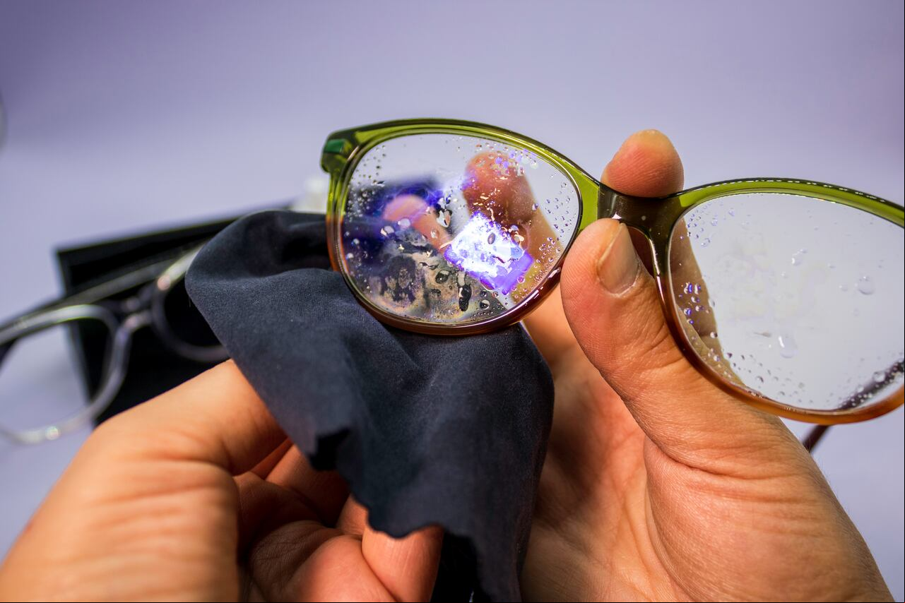 En el ámbito del cuidado personal, se revela que la crema dental no solo es útil para la higiene bucal, sino también como una solución eficaz para dejar las gafas como nuevas.