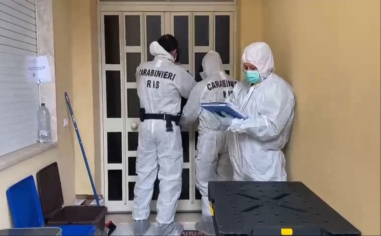 Forenses de la policía italiana allanan el escondite de Matteo Messina.