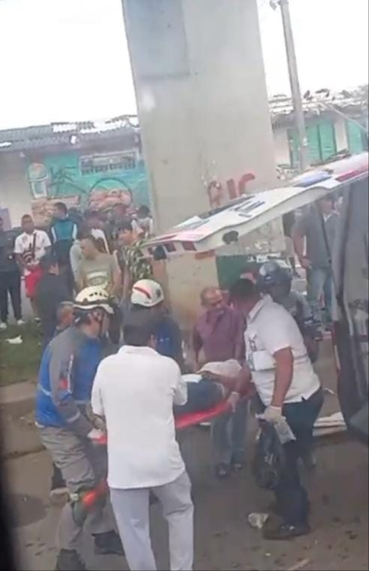 La misma comunidad le brindó los primeros auxilios a la mujer que resultó herida en este ataque contra la Policía. "Los civiles quedamos en medio de estos ataques, no están respetando a nadie", son las expresiones de los habitantes de esta parte del norte del Cauca.