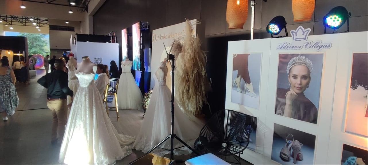 Las empresas de eventos ahora ofrecen paquetes completos que incluyen fotografía, vestidos, maquillaje y hasta recorridos por los sitios turísticos de la ciudad.
Foto: José Luis Guzmán, El País