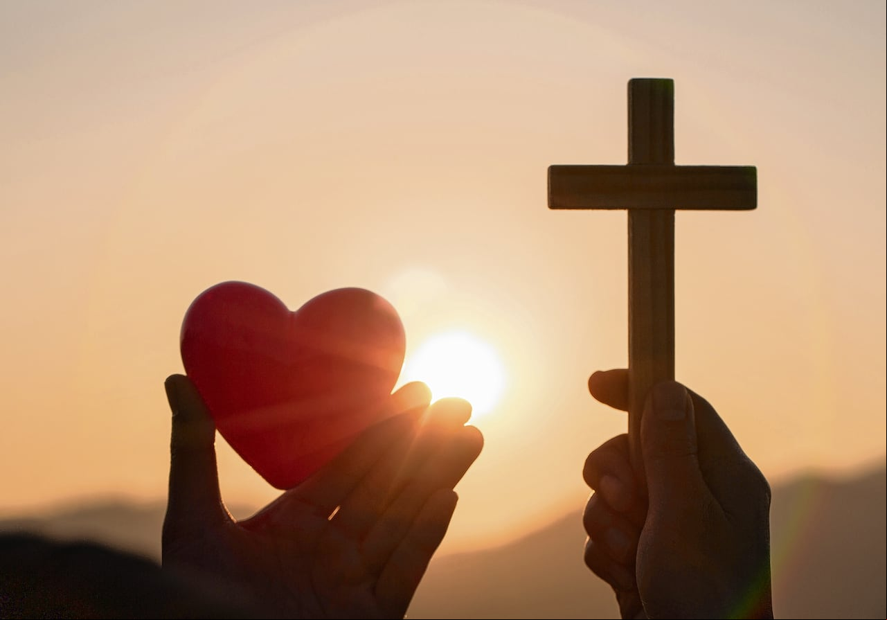El lunes santo se conmemora la unión de Jesús en la casa de Lázaro, a quien Jesús resucitó. Se recuerda la expulsión de los mercaderes del templo de Jerusalén.