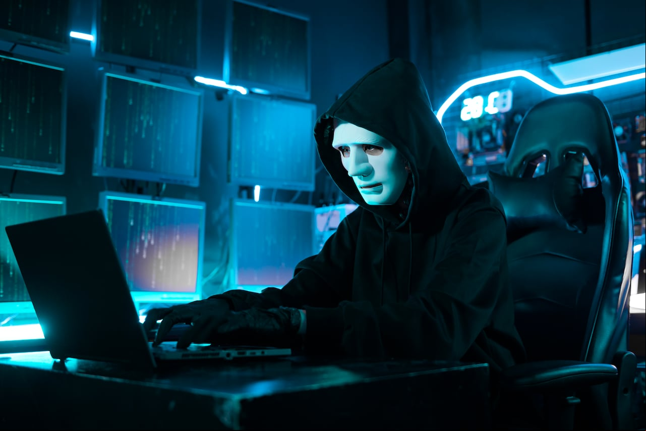 Los piratas informáticos buscan redes wifi vulnerables para atacarlas.