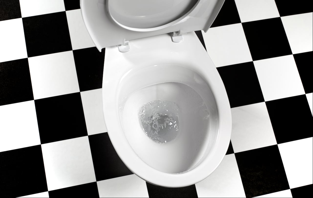 Truco casero para acabar con el sarro de la taza del baño