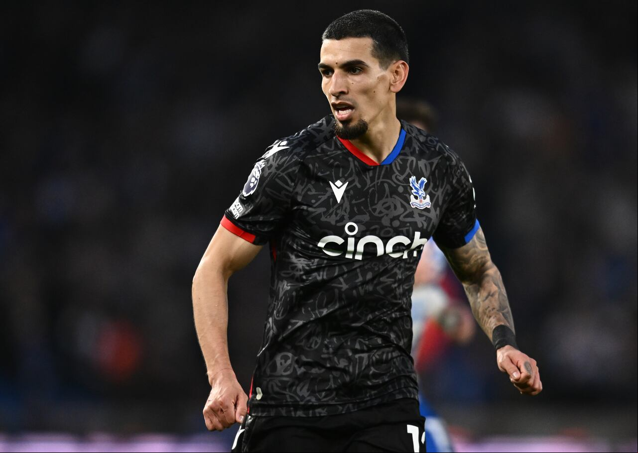 BRIGHTON, INGLATERRA - 3 DE FEBRERO: Daniel Muñoz de Crystal Palace durante el partido de la Premier League entre Brighton & Hove Albion y Crystal Palace en el American Express Community Stadium el 3 de febrero de 2024 en Brighton, Reino Unido. (Foto Sebastián Frej/MB Media/Getty Images)