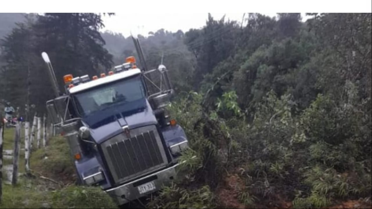 Una tractomula estuvo a punto de quedar atrapada debajo de un deslizamiento de tierra en la vía Medellín - Bogotá que debió ser cerrada. Foto tomada de redes