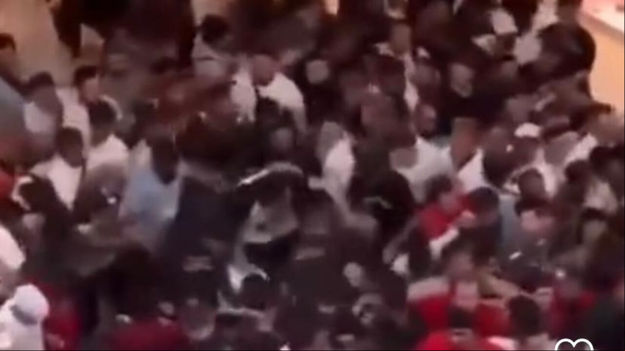 En video quedó registrado el caos que se formó en un centro comercial de Dubai por los s que querían adquirir el nuevo Iphone 15. Foto tomada de video de las redes sociales.