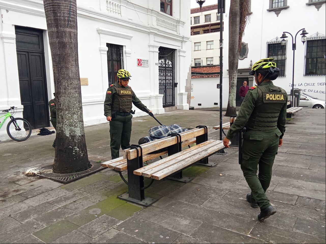 Las auxiliares de la Policía adelantan controles en los parques y plazas del centro histórico de la capital del Cauca para buscar que estén en óptimas condiciones para la Semana Mayor.