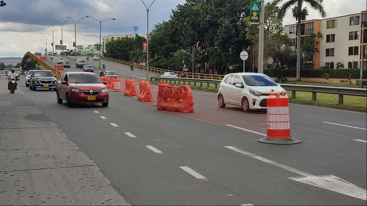 Comenzaron los cierres en la autopista Sur Oriental con 53. Este año los desfiles vendrán del norte a sur por la calzada oriental de la autopista desde la carrera 44 hasta la 70.
Foto: Bernardo Peña / El País