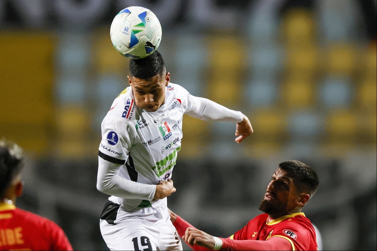 Imagen difundida por Photosport que muestra al mediocampista #19 de Once Caldas, Mateo García, cabeceando el balón ante el delantero #23 de Unión Española, Ignacio Jeraldino, durante el partido de la fase de grupos de la Copa Sudamericana entre Unión Española de Chile y Once Caldas de Colombia en el estadio Sausalito en Viña del Mar, Chile, el 9 de abril de 2025. (Foto de Andres PINA / PHOTOSPORT / AFP)