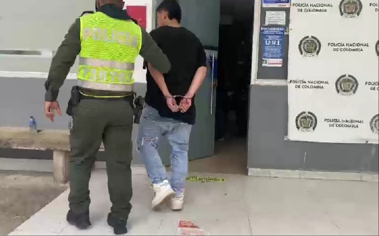 Momentos en que el cantante es llevado hasta la URI de la Fiscalía en Barranquilla