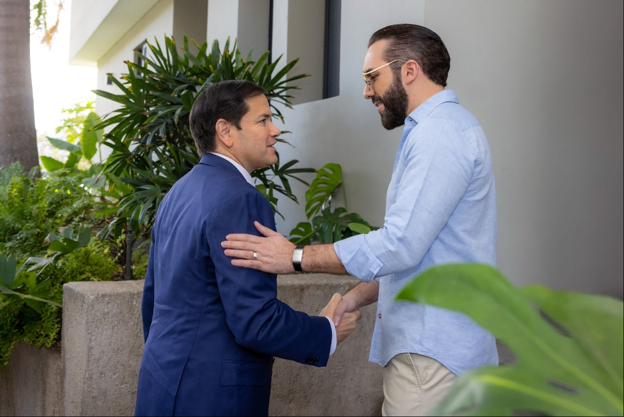 Imagen publicada por la oficina de prensa de la Presidencia de El Salvador que muestra al Secretario de Estado de los Estados Unidos, Marco Rubio (izq.), reuniéndose con el Presidente de El Salvador, Nayib Bukele, en su residencia en Lake Coatepeque, municipio de El Congo, El Salvador, el 3 de febrero de 2025.
