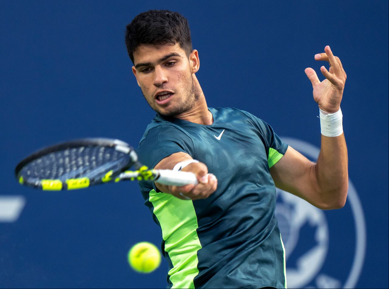 Carlos Alcaraz, de España, regresa a Tommy Paul, de los Estados Unidos, durante el torneo de tenis masculino National Bank Open el viernes 11 de agosto de 2023 en Toronto. (Frank Gunn/The Canadian Press vía AP)