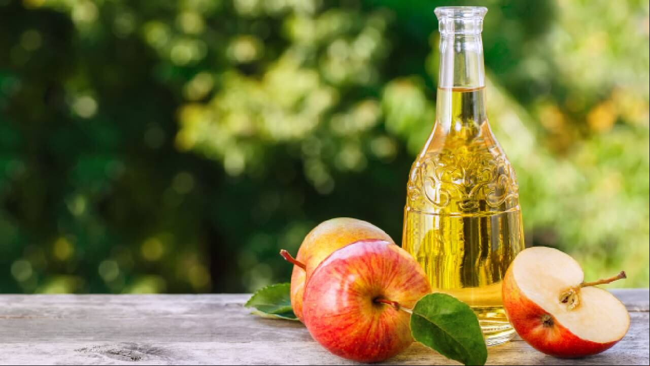 El vinagre de manzana tiene propiedades antioxidantes y antimicrobianas. Foto: Getty images.
