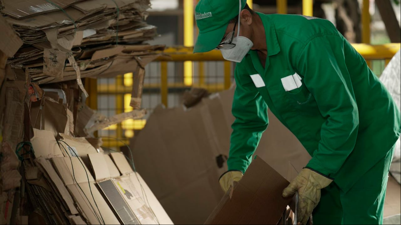 Smurfit Westrock implementa mejoras en eficiencia energética y transición a energías de base biológica para reducir sus emisiones de CO2 en un 55% para 2030 y alcanzar cero emisiones netas para 2050.