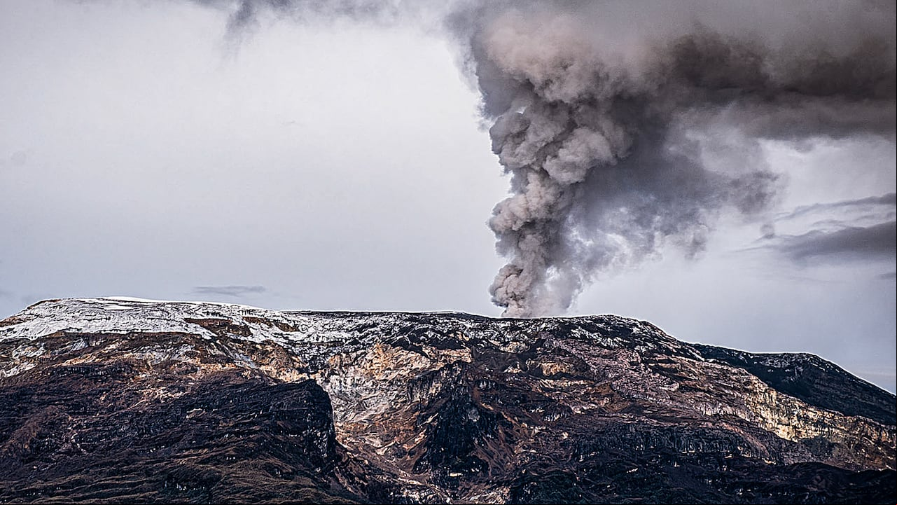 El volcán Nevado del Ruiz continúa en nivel naranja ya que existe una probabilidad de que en días o semanas haga una erupción mayor a las que ha hecho en los últimos 10 años.