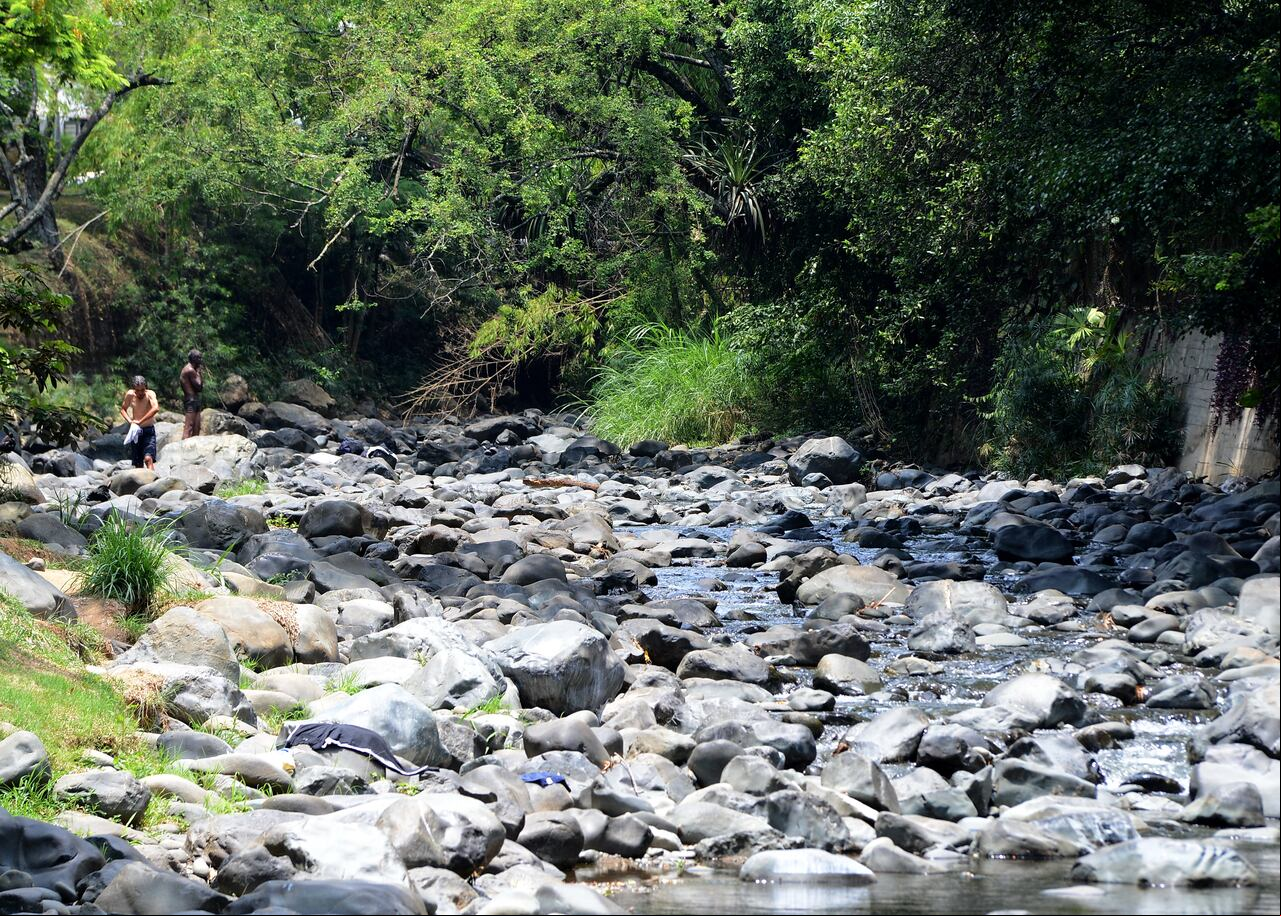 Cali: ( Rio Cauca) Disminución considerable del caudal del río Cali y Meléndez genera preocupación y toma de algunas medidas por parte de Emcali para evitar el suministro del preciado líquido en las laderas inicialmente. Foto José L Guzmán. El País. sept 21-23