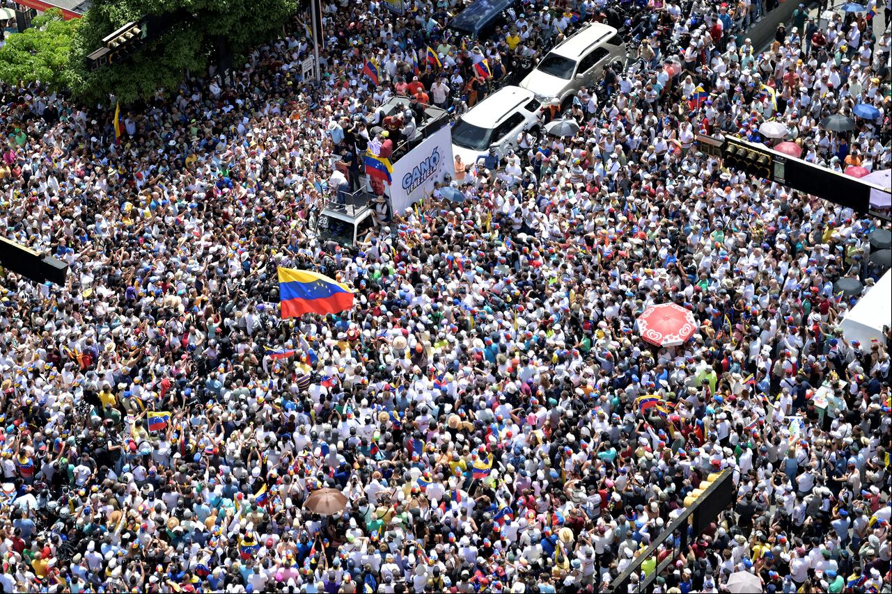 Miles de ciudadanos salieron a as calles para exigir la caída de Maduro.
