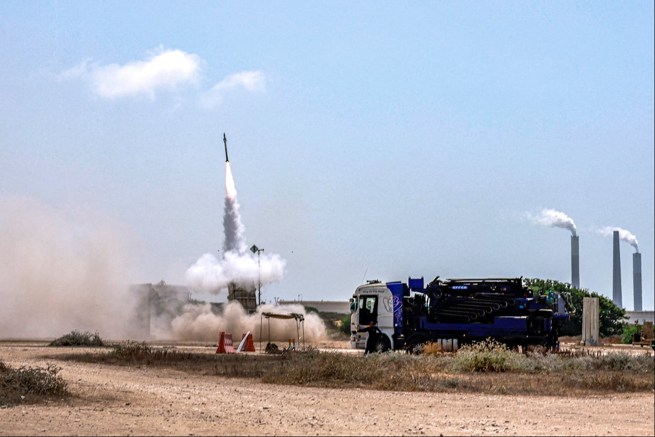 Se lanza un misil desde una batería del sistema de misiles de defensa Cúpula de Hierro de Israel, diseñado para interceptar y destruir cohetes de corto alcance y proyectiles de artillería, en Ashkelon, en el sur de Israel, el 6 de agosto de 2022. - Israel golpeó Gaza con ataques aéreos y los palestinos El grupo militante Yihad Islámica tomó represalias con una andanada de cohetes, en la peor escalada de violencia en el territorio desde la guerra del año pasado. Israel ha dicho que se vio obligado a lanzar una operación "preventiva" contra la Yihad Islámica, insistiendo en que el grupo estaba planeando un ataque inminente tras días de tensiones a lo largo de la frontera con Gaza. (Foto de Menahem KAHANA / AFP)