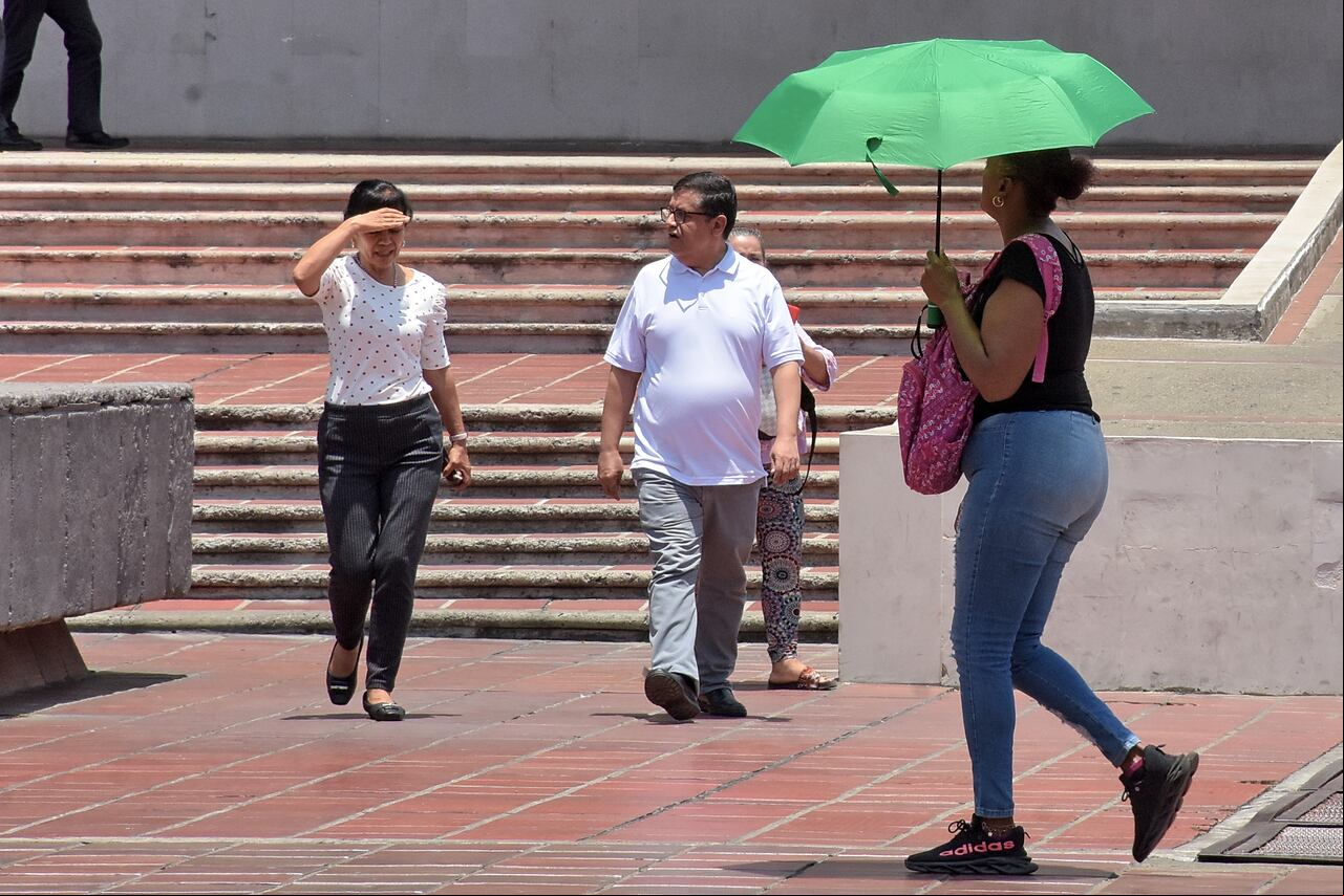 Una temperatura de 31 y una sensación de 33 Grados Centígrados fue lo que se vivió hoy en la ciudad, Los caleños hacen uso de rios como el paraguas para evitar el inclemente sol, que por estos días azota la sucursal del cielo
