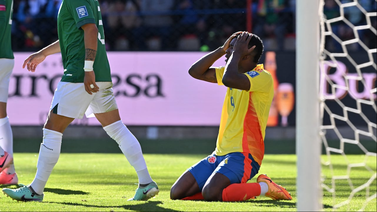 Colombia's forward Jhon Cordoba reacts after missing a goal during the 2026 FIFA World Cup South American qualifiers football match between Bolivia and Colombia, at the Municipal stadium in El Alto, Bolivia on October 10, 2024. (Photo by AIZAR RALDES / AFP)