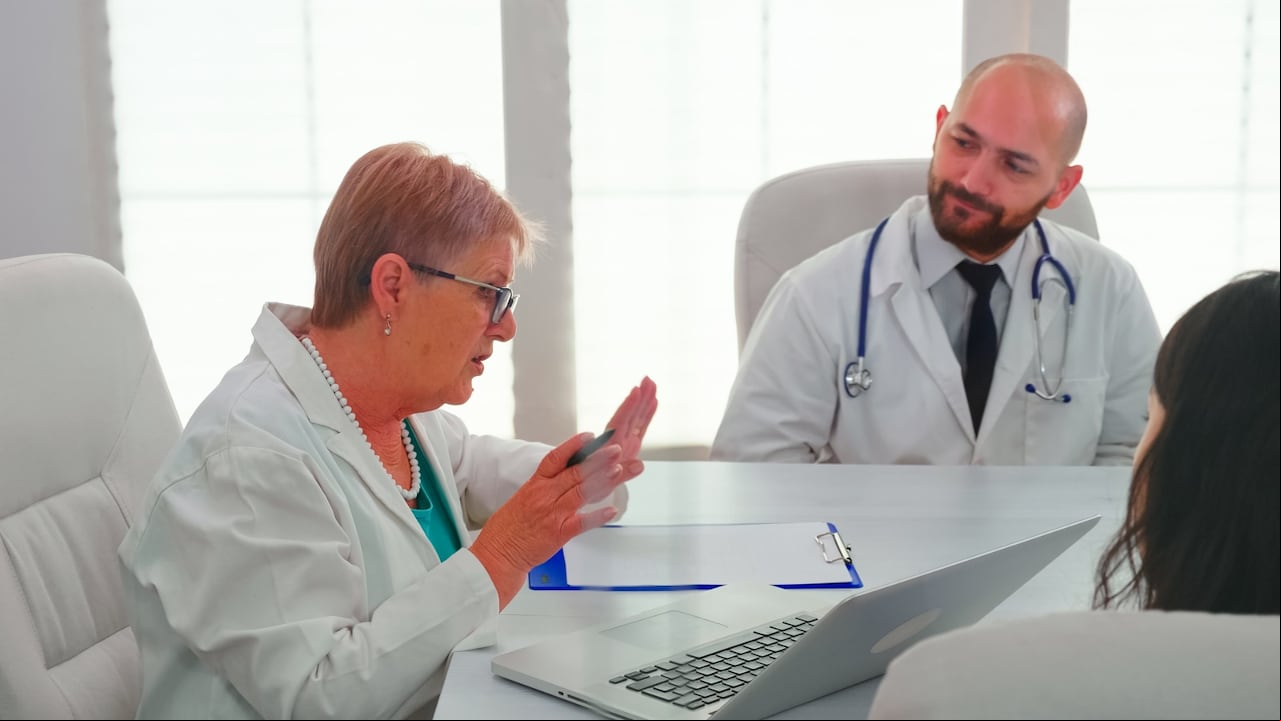 La constante evaluación de criterios para tratar pacientes es clave para el éxito de tratamientos.