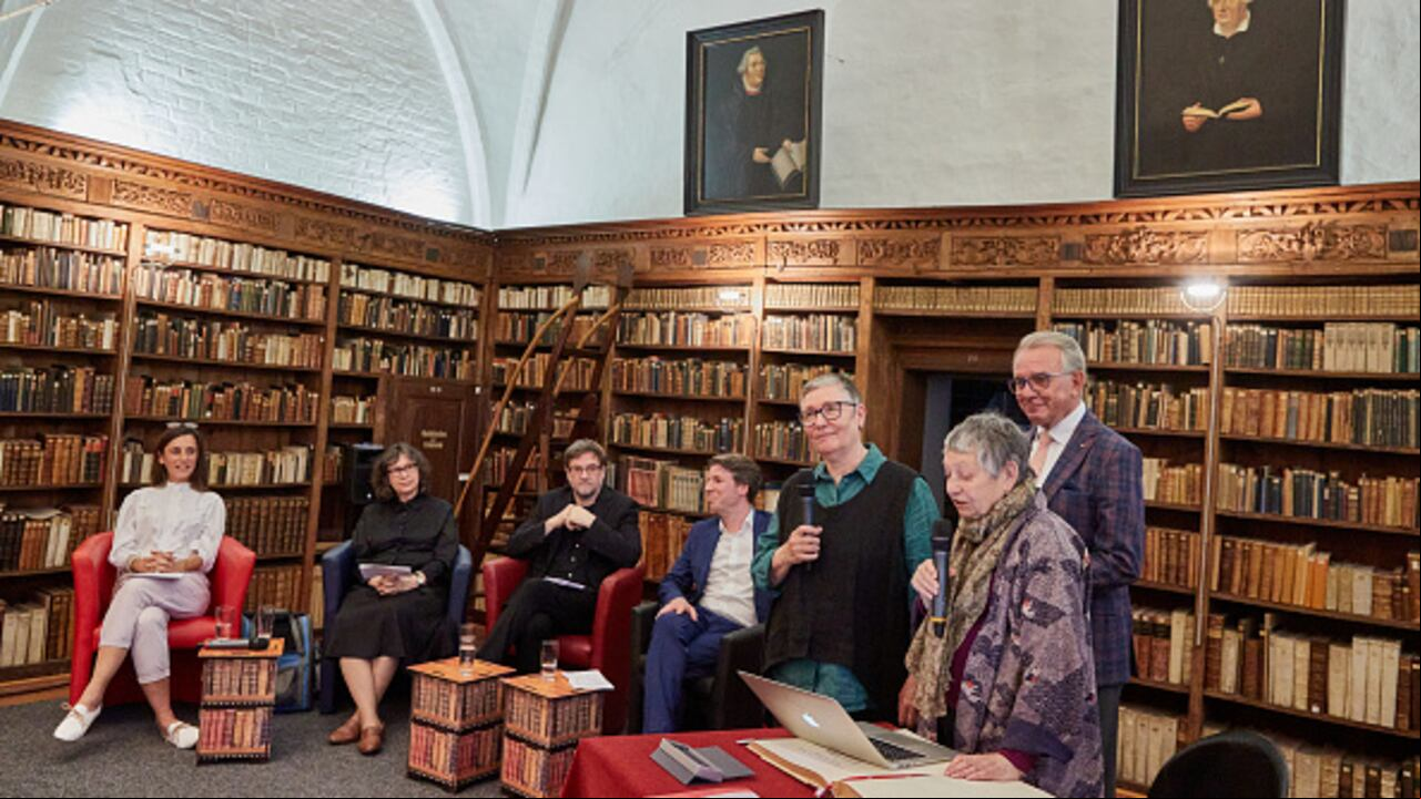 El año pasado, la Academia otorgó el galardón a la escritora feminista sa Annie Ernaux. Fue la 17ª mujer en recibir el premio desde 1901, cuando se concedió por primera vez.