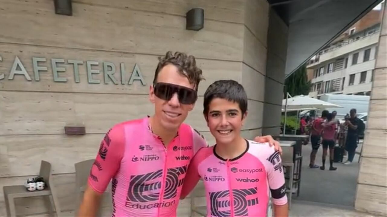 Rigoberto Urán le regaló su camiseta a un pequeño aficionado y le cumplió su sueño.