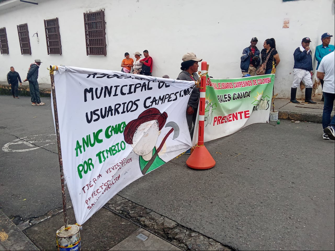 Los campesinos reunidos en la Anuc Cauca y otras cuatro organizaciones sociales adelantan una serie de bloqueos a las vías de al centro histórico de la capital del Cauca.