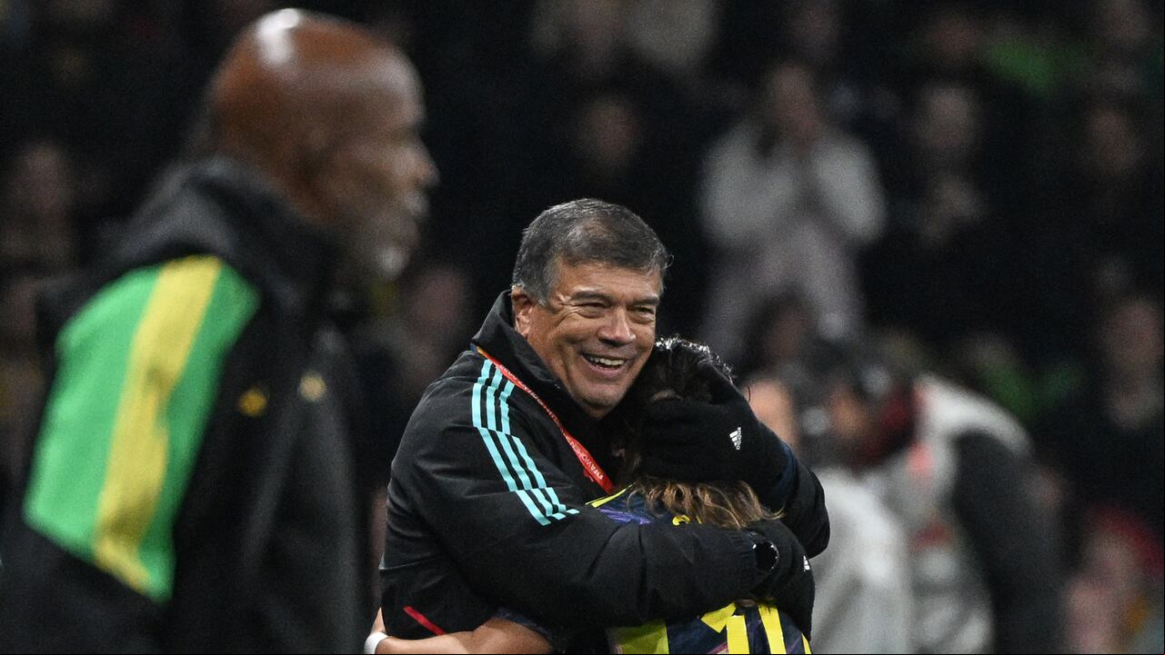 Colombia's coach Nelson Abadia (L) congratulates Colombia's forward #10 Leicy Santos (R) during the Australia and New Zealand 2023 Women's World Cup round of 16 football match between Jamaica and Colombia at Melbourne Rectangular Stadium, also known as AAMI Park, in Melbourne on August 8, 2023. (Photo by WILLIAM WEST / AFP)