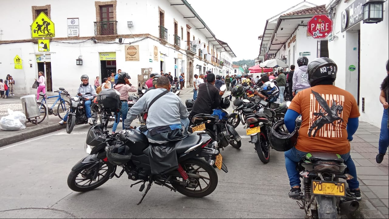 Mientras se adelantan los bloqueos de algunas vías del centro histórico, líderes de los mototaxistas, la alcaldía y otras entidades se reúnen para evaluar la suspensión de la medida que prohíbe el parrillero en el centro de la ciudad.