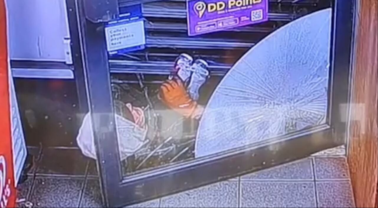 Mientras tanto, según señalaron testigos, ya resignado, se dedicó a tomar una cerveza tirado en el piso.