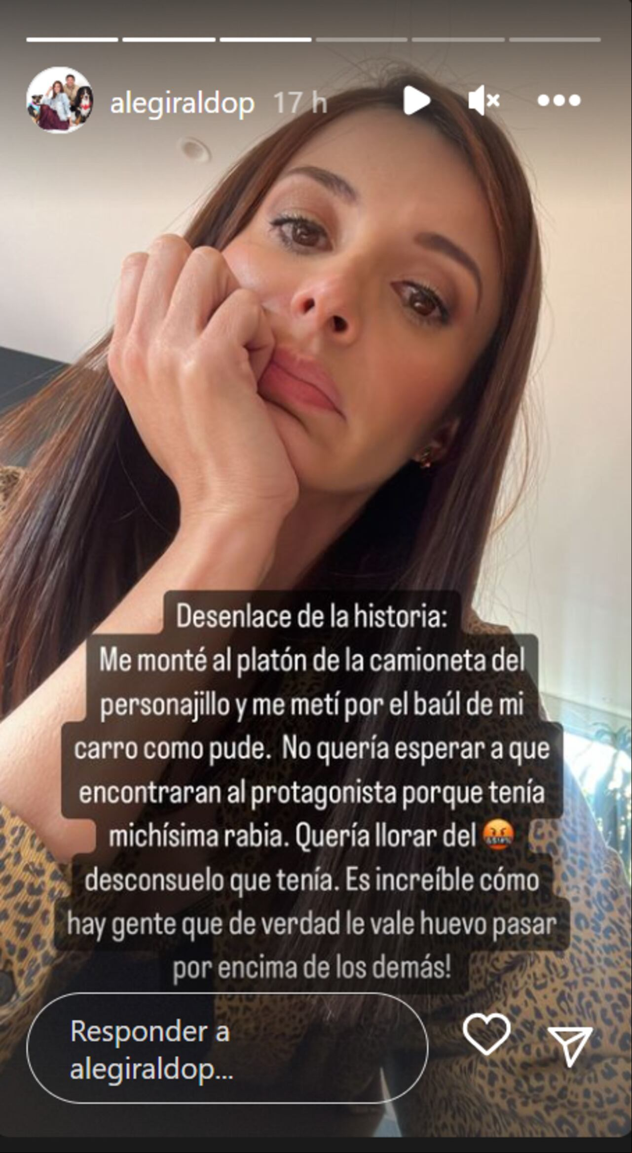 Alejandra Giraldo muestra su descontento después de no poder subir a su carro.
