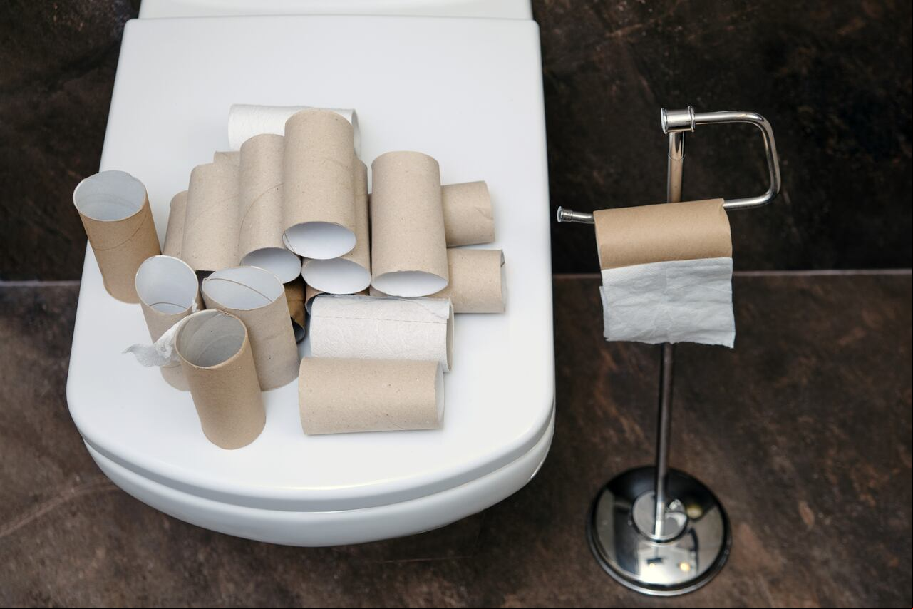 Al quemar el tubo de cartón del papel higiénico en el baño, se contribuye a la mitigación del cambio climático al reducir las emisiones de gases de efecto invernadero asociadas a la gestión de residuos.