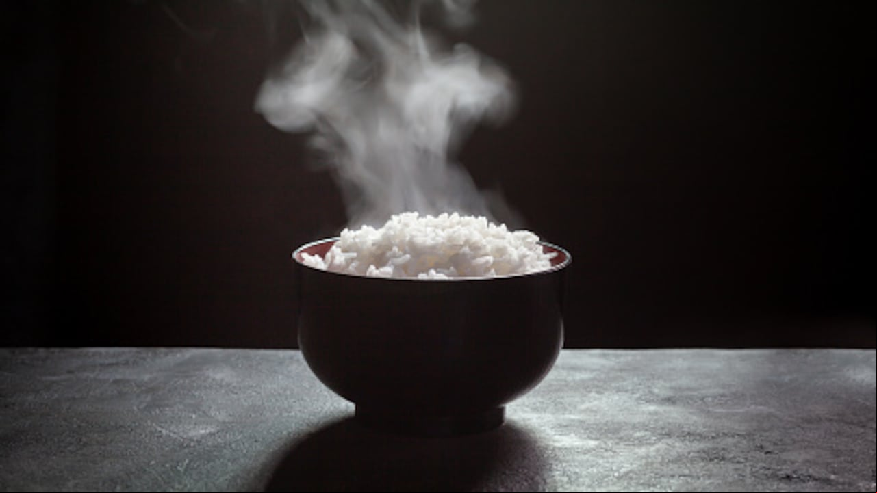 El arroz es un grano que se cultiva ampliamente en todo el mundo y se conoce en diferentes variedades.