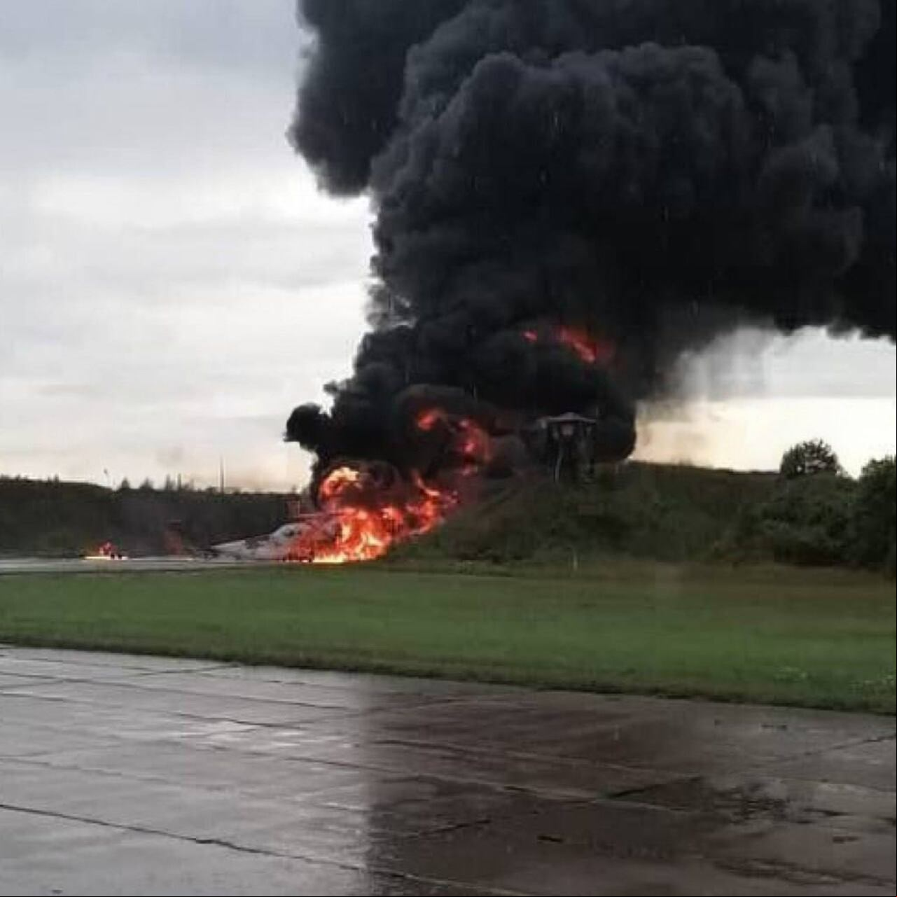 Ucrania destruyó un bombardero ruso. Al parecer, las fotografías provienen de la base aérea Soltsy-2.