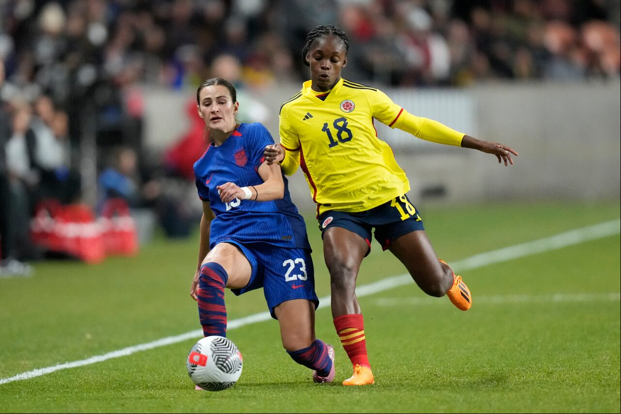 La estadounidense Emily Fox (23) defiende contra la colombiana Linda Caicedo (18) durante la primera mitad de un partido amistoso internacional de fútbol el jueves 26 de octubre de 2023 en Sandy, Utah. (Foto AP/Rick Bowmer)