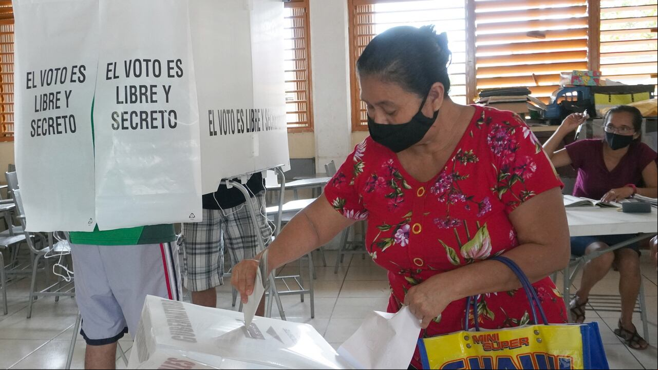 Una mujer emite su voto en un colegio electoral durante las elecciones regionales en Cancún, estado de Quintana Roo, México, el 5 de junio de 2022. - Los votantes en seis de los 32 estados de México votan este domingo para gobernador en una elección en la que el partido gobernante Morena ( izquierda) podría emerger más fuerte antes de las elecciones presidenciales de 2024. (Foto por ELIZABETH RUIZ / AFP)