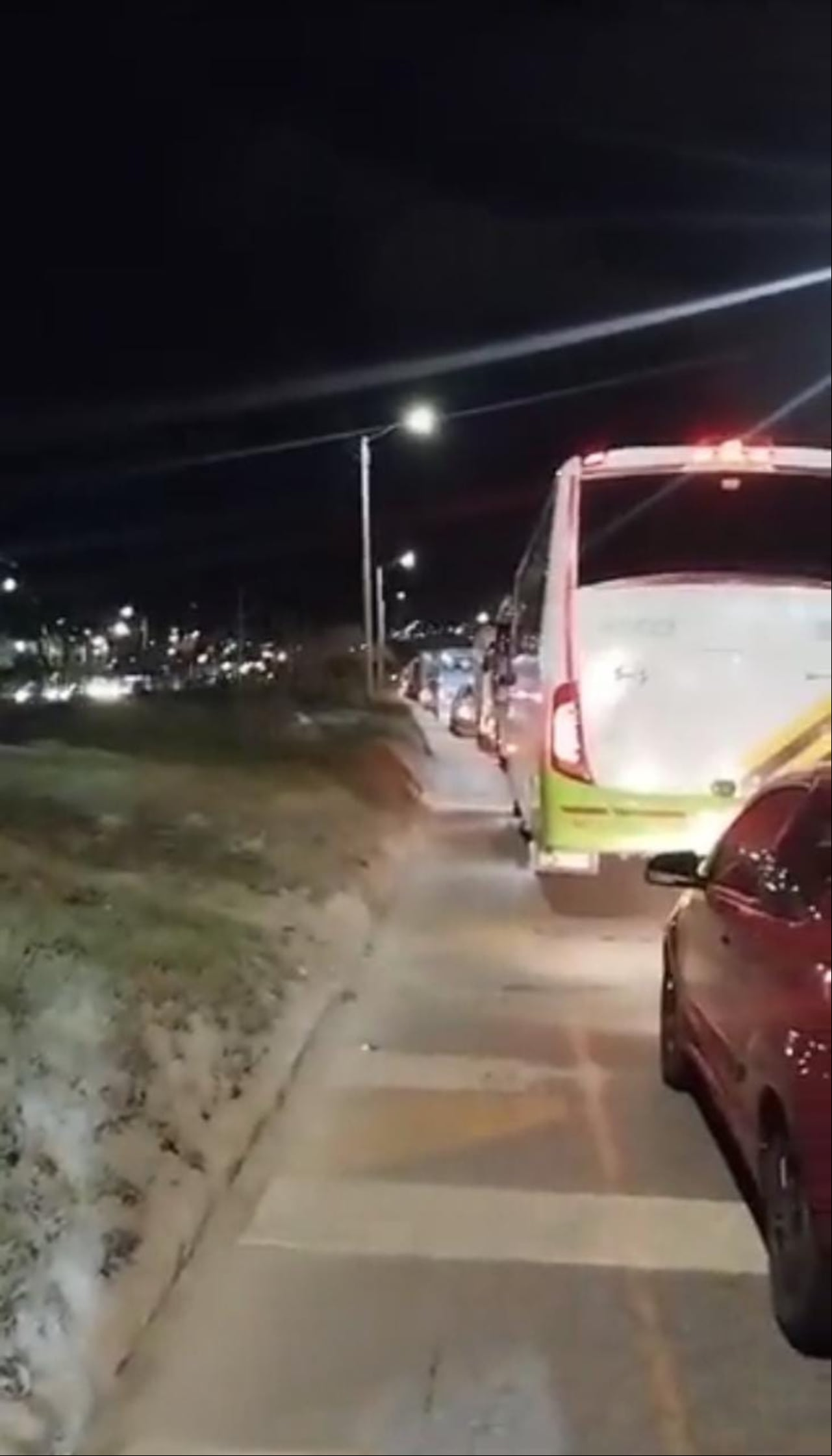 En la vía se han registrado grandes trancones por el deslizamiento que se presentó.