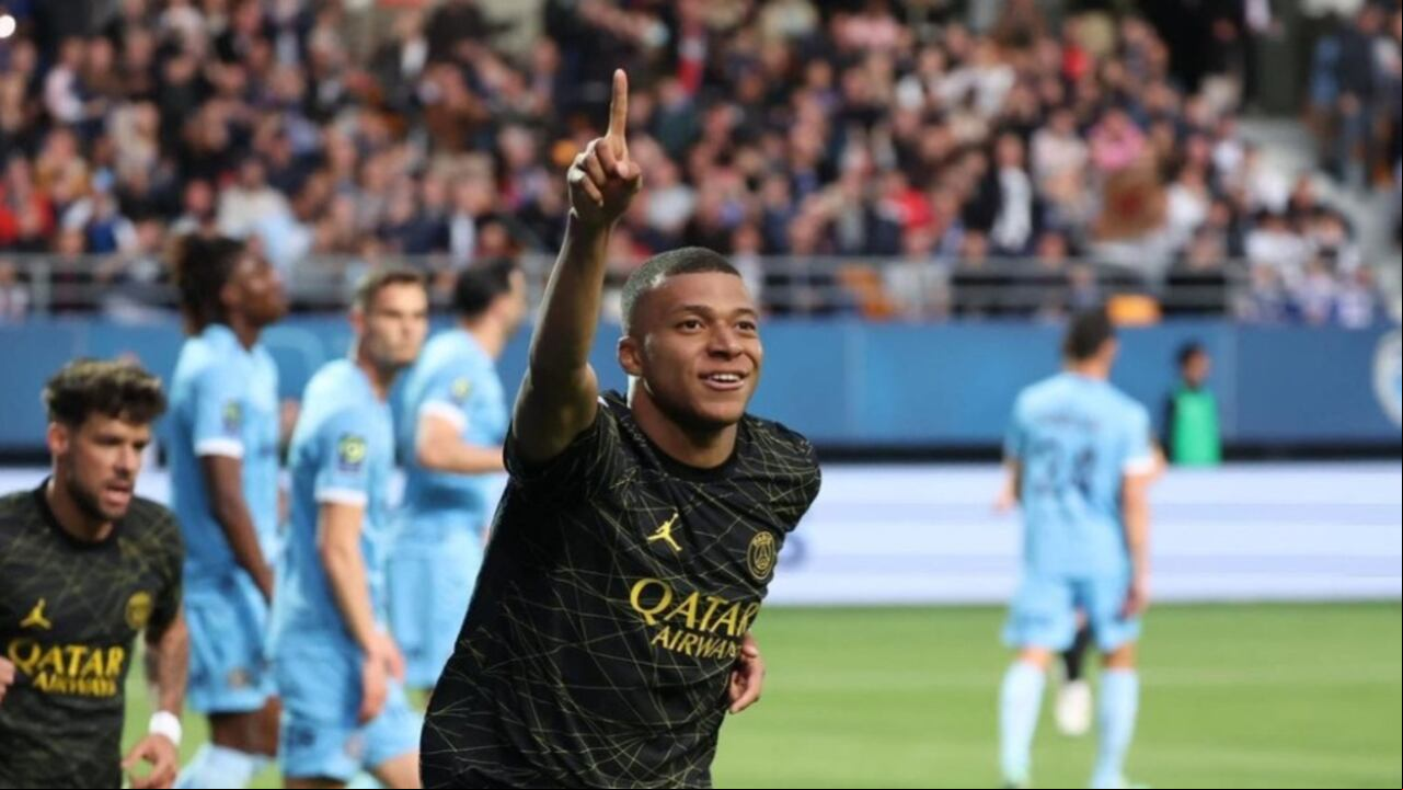 Mbappé celebrando un gol con la camisa del PSG