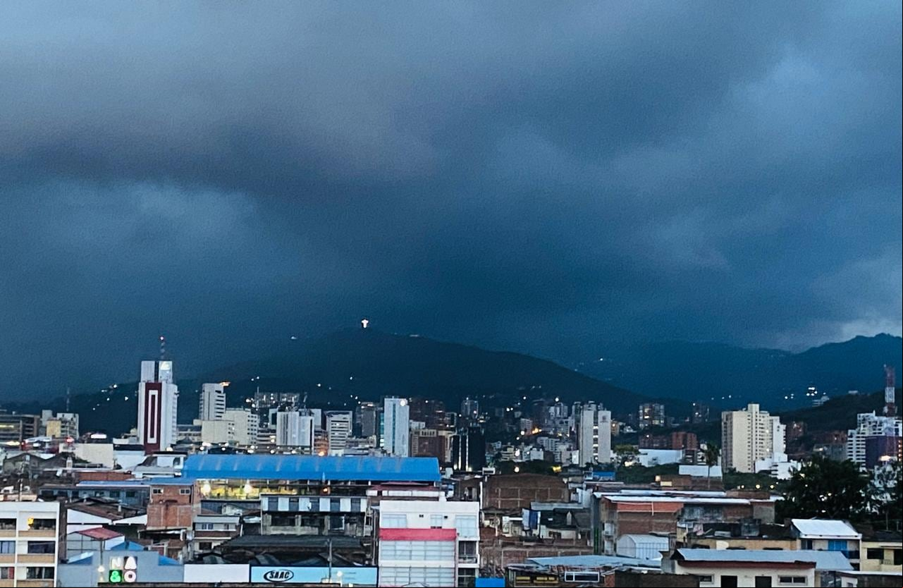 Un fuerte aguacero cayó en Cali este 3 de febrero.