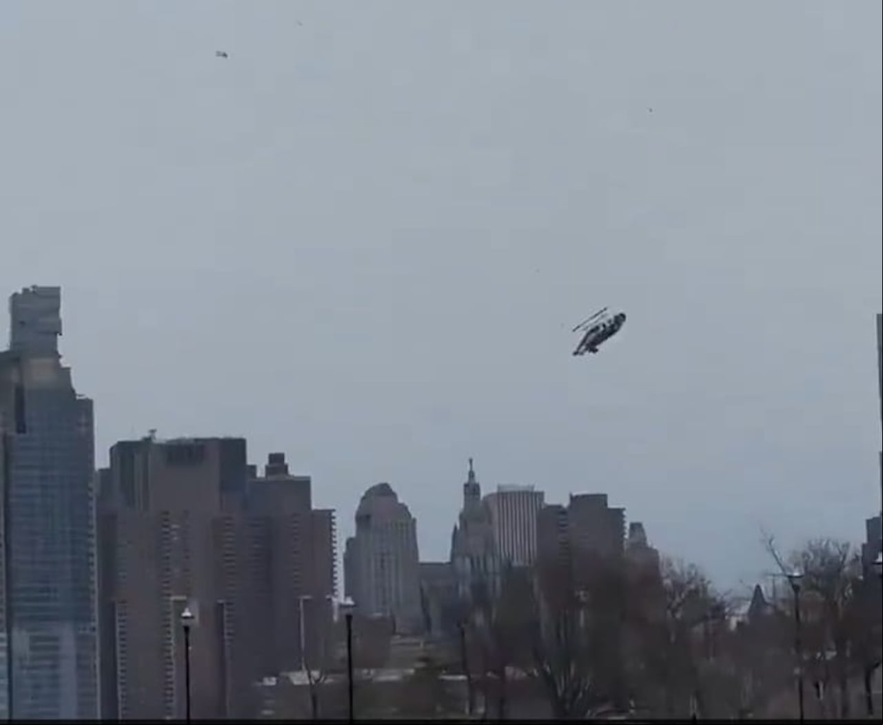 Momentos en que se ve al helicóptero caer al río Hudson.